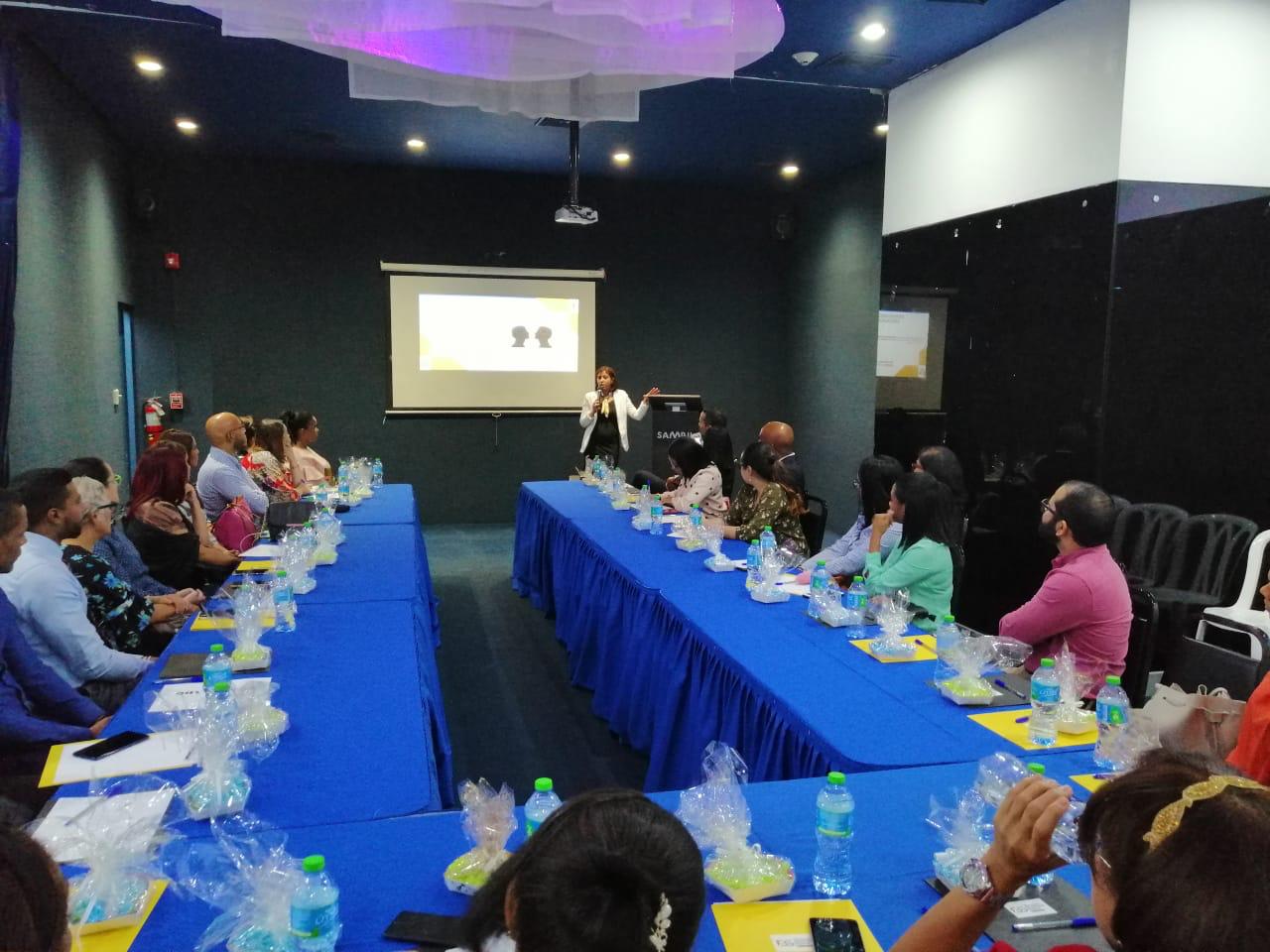 Katherine en conferencia.